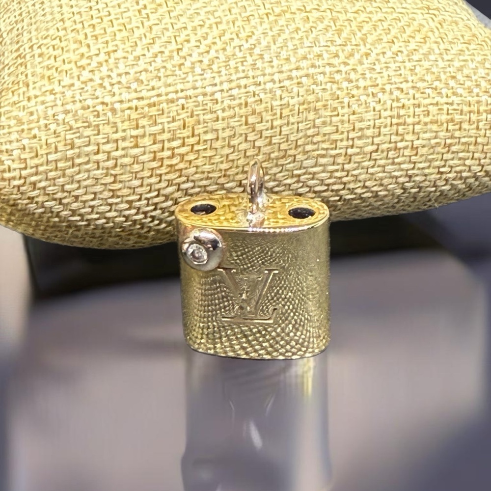 Louis Vuitton 💜 Lock Padlock Diamond set in 14K White Gold Pendant Charm